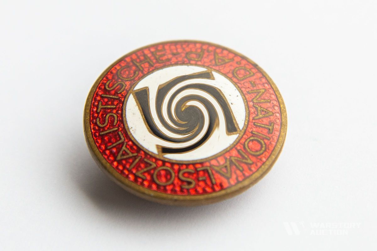 WARSTORY AUCTION - Партийный знак на редком креплении в петлицу