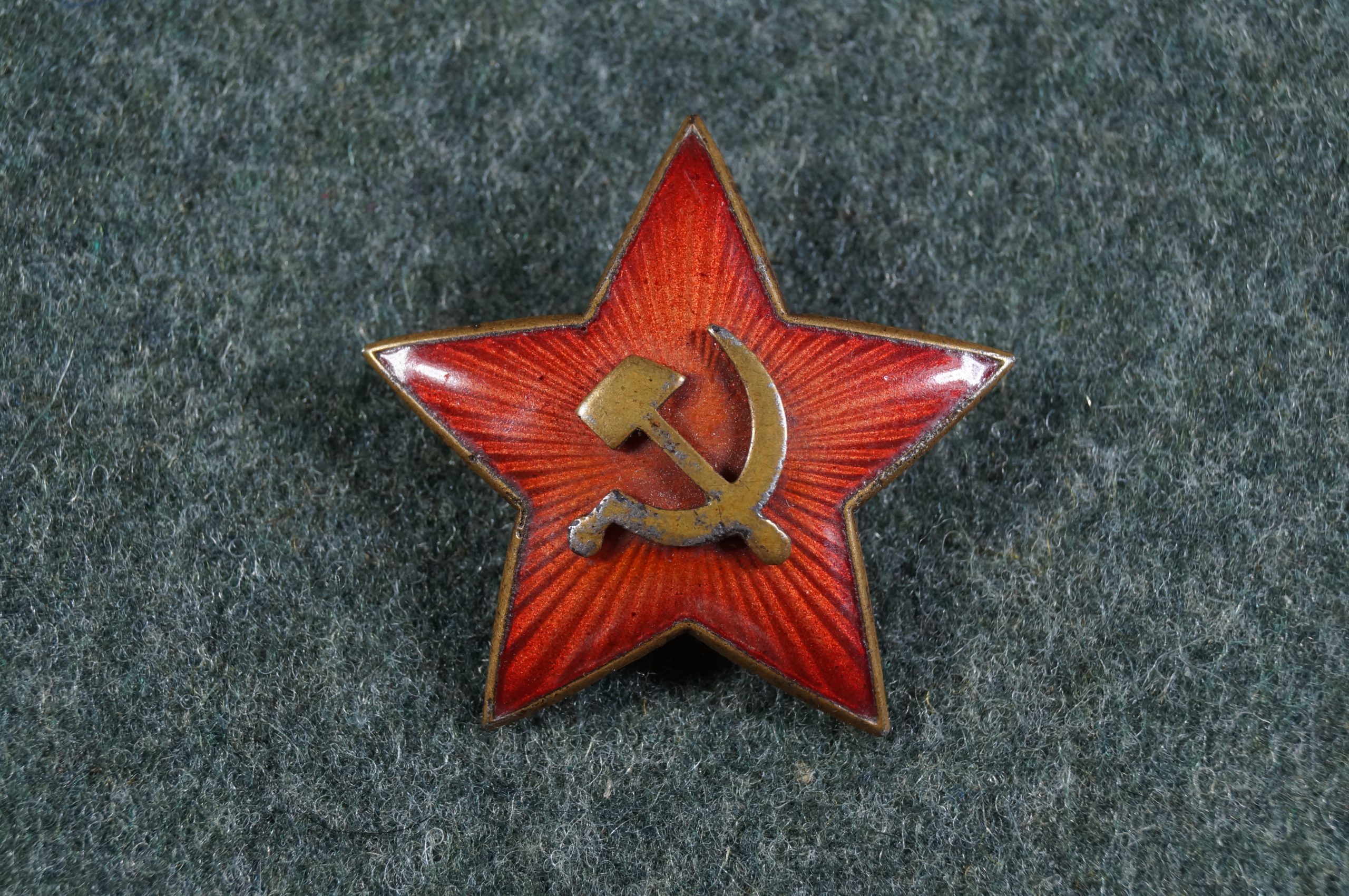 Советская звезда-кокарда на будёновку или фуражку,с накладным серпом и молотом.