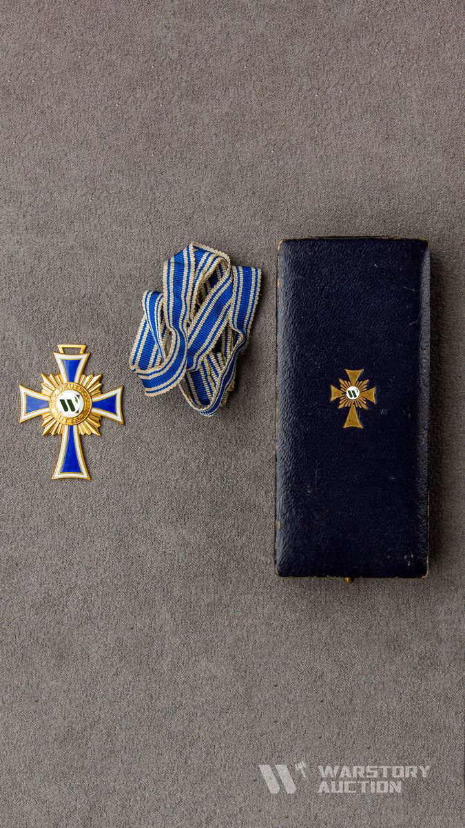 Почётный крест немецкой матери в золоте в коробке.