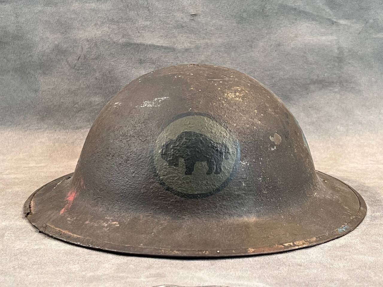 Американский стальной шлем времён Первой Мировой войны с эмблемой дивизии.