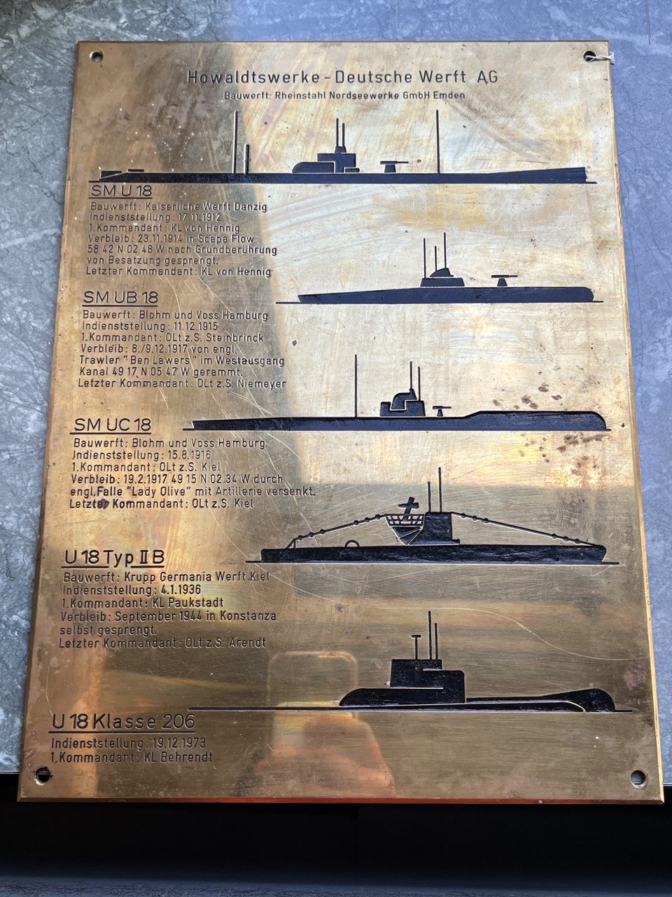 Бронзовая табличка с подлодками серии U-18 «Howaldswerke – Deutsche Werft AG»