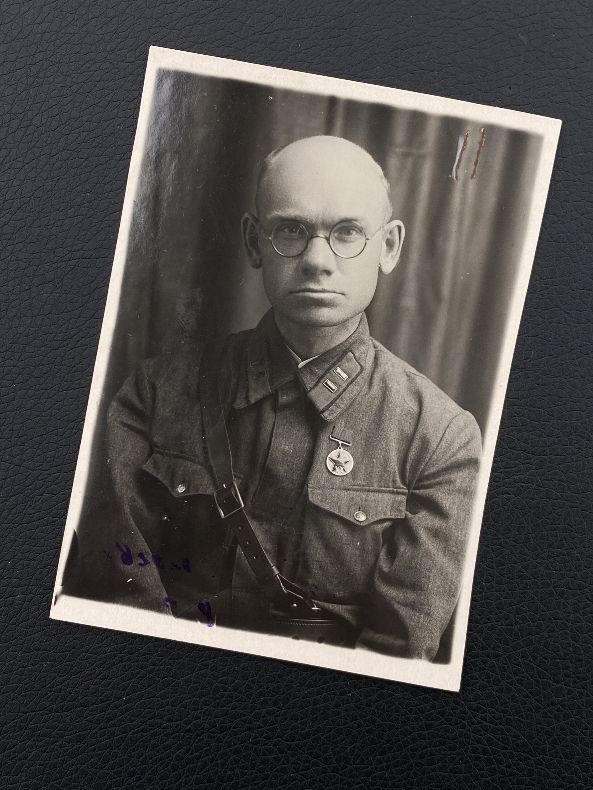 Батальонный комиссар тов. Трухин с медалью 20 лет РККА, 1940 год.