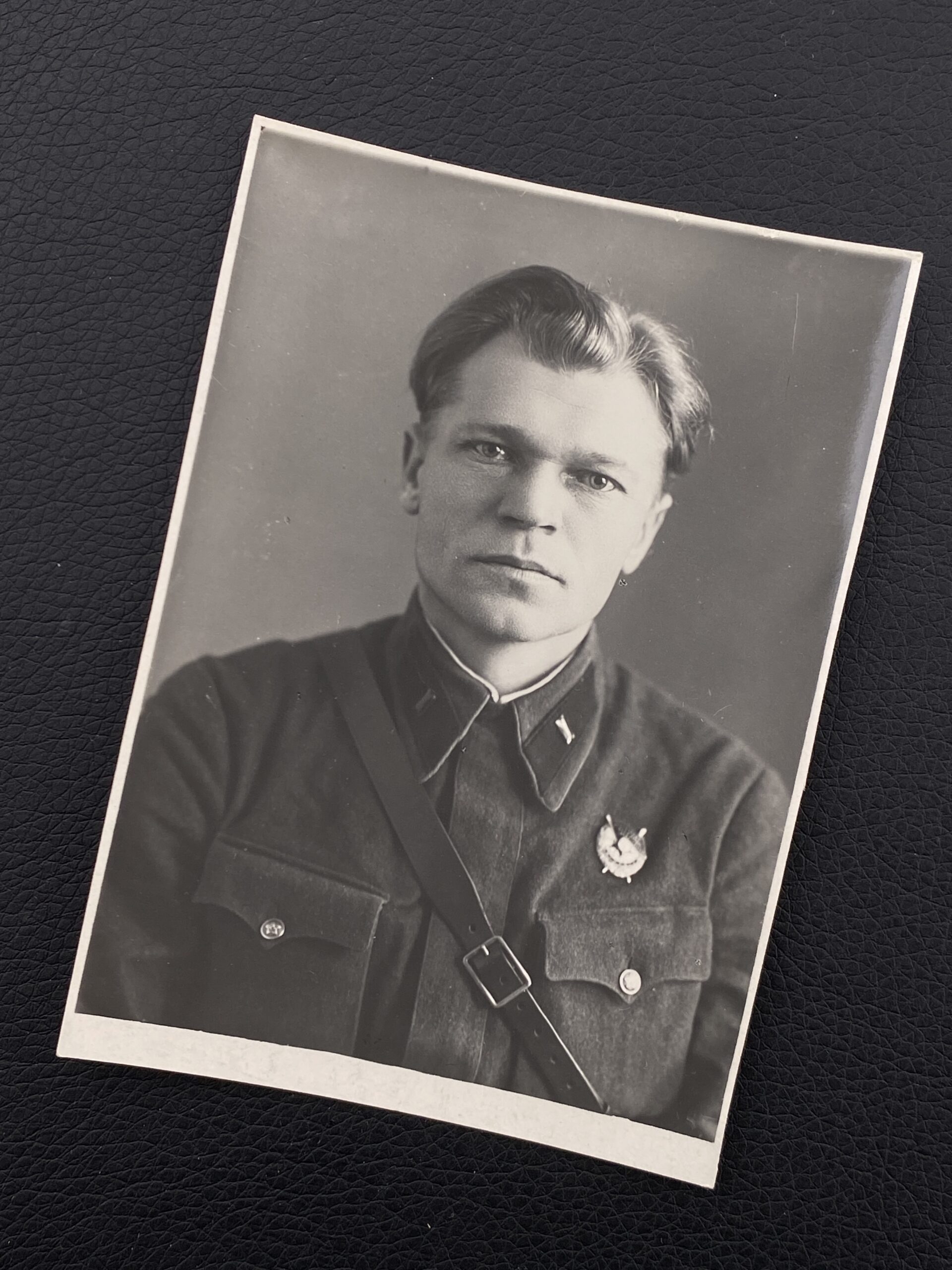 Старший политрук тов. Павлов Н.П., с винтовым орденом Красного Знамени. 