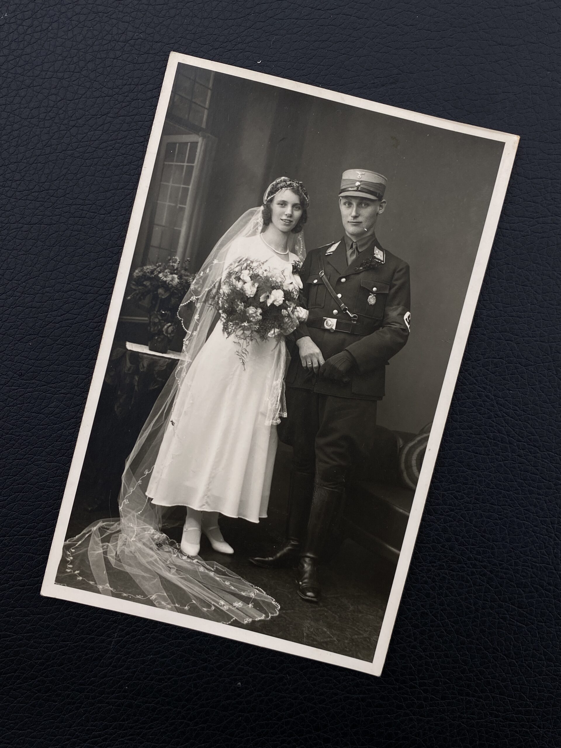 Свадебное фото СА-труппфюрера 33-го штурма.