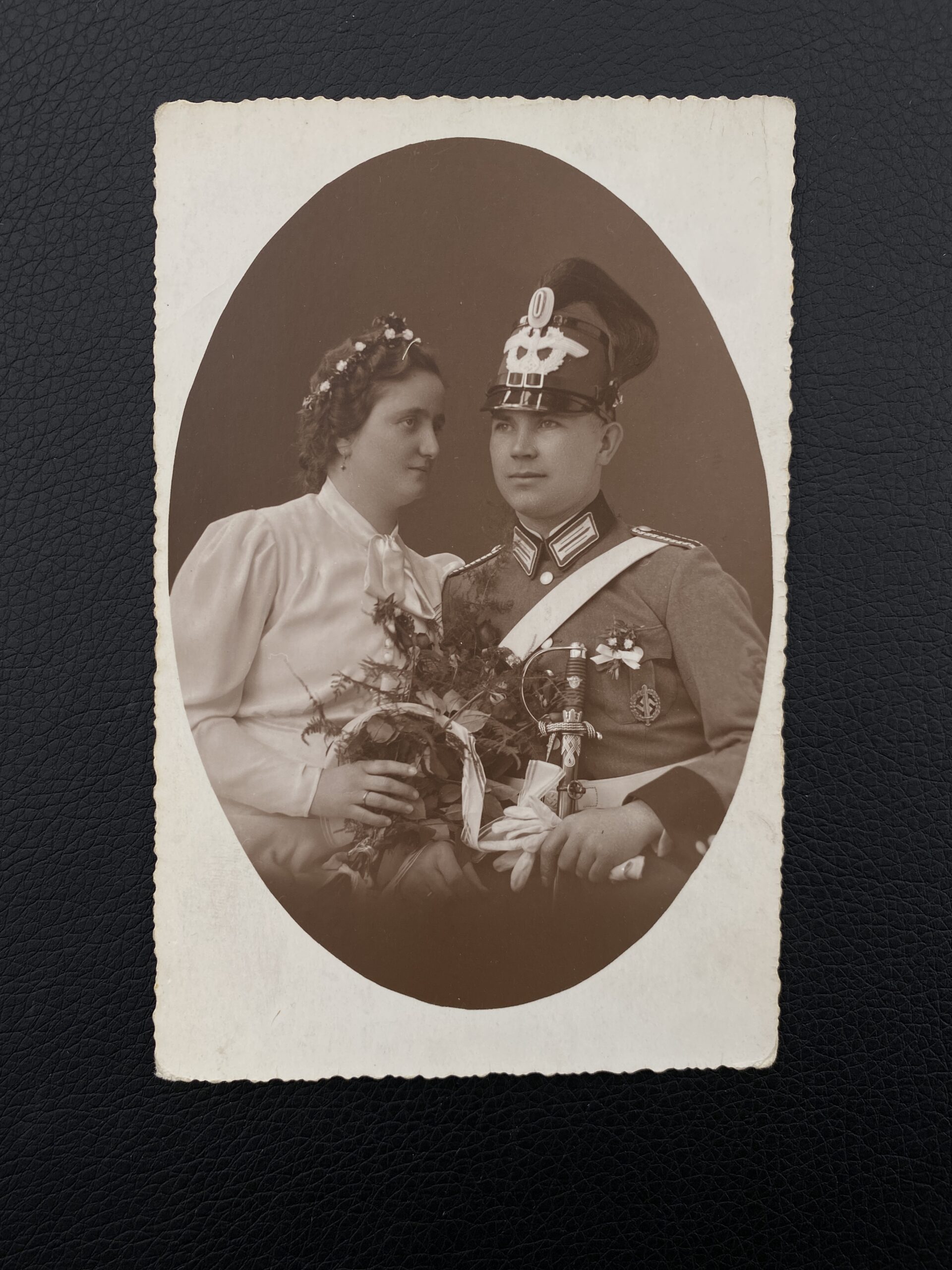 Свадебное фото полицеского в шако из г. Данциг.