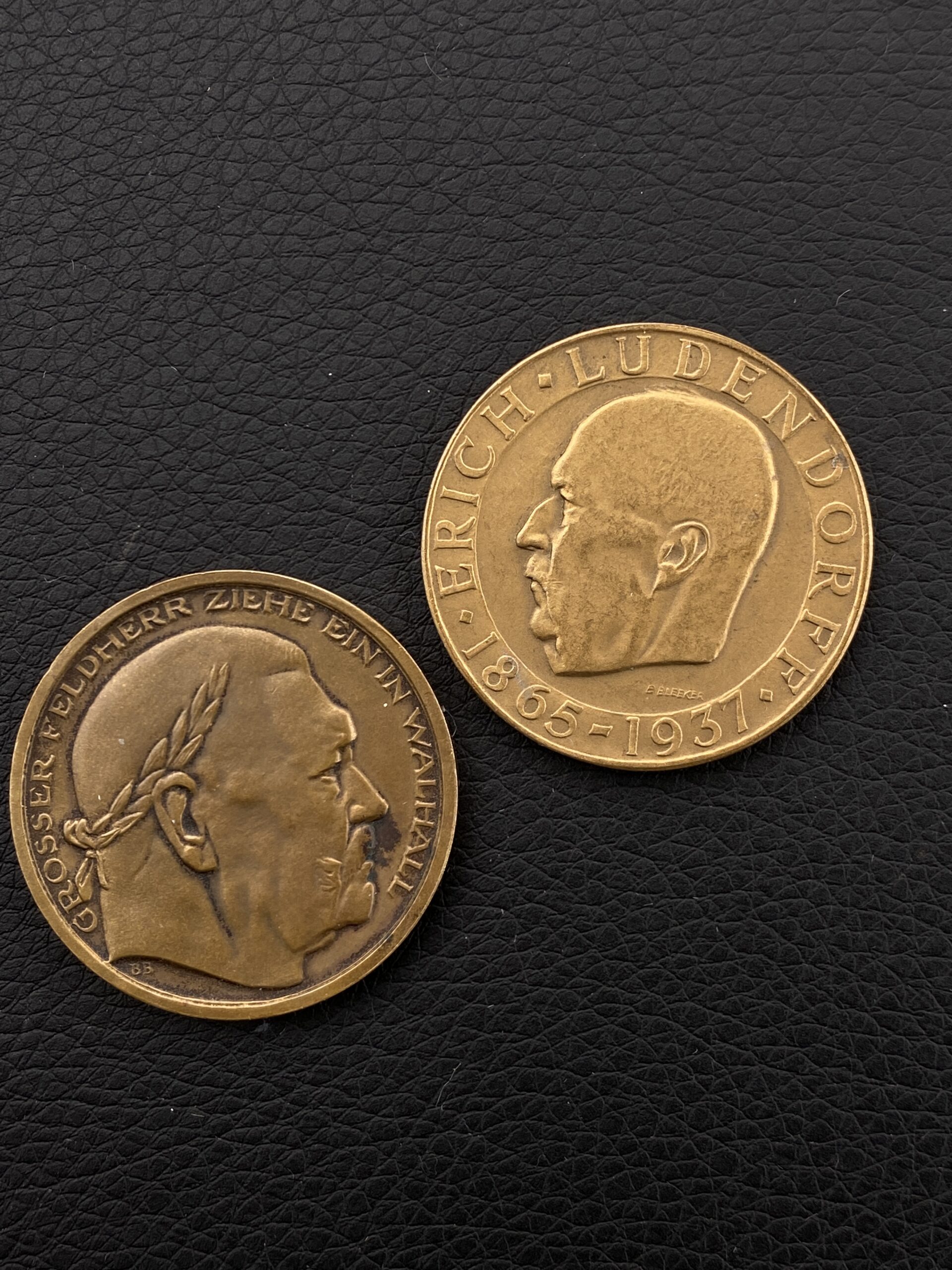 2 медали, посвященные главным полководцам Восточного фронта Первой мировой войны. 