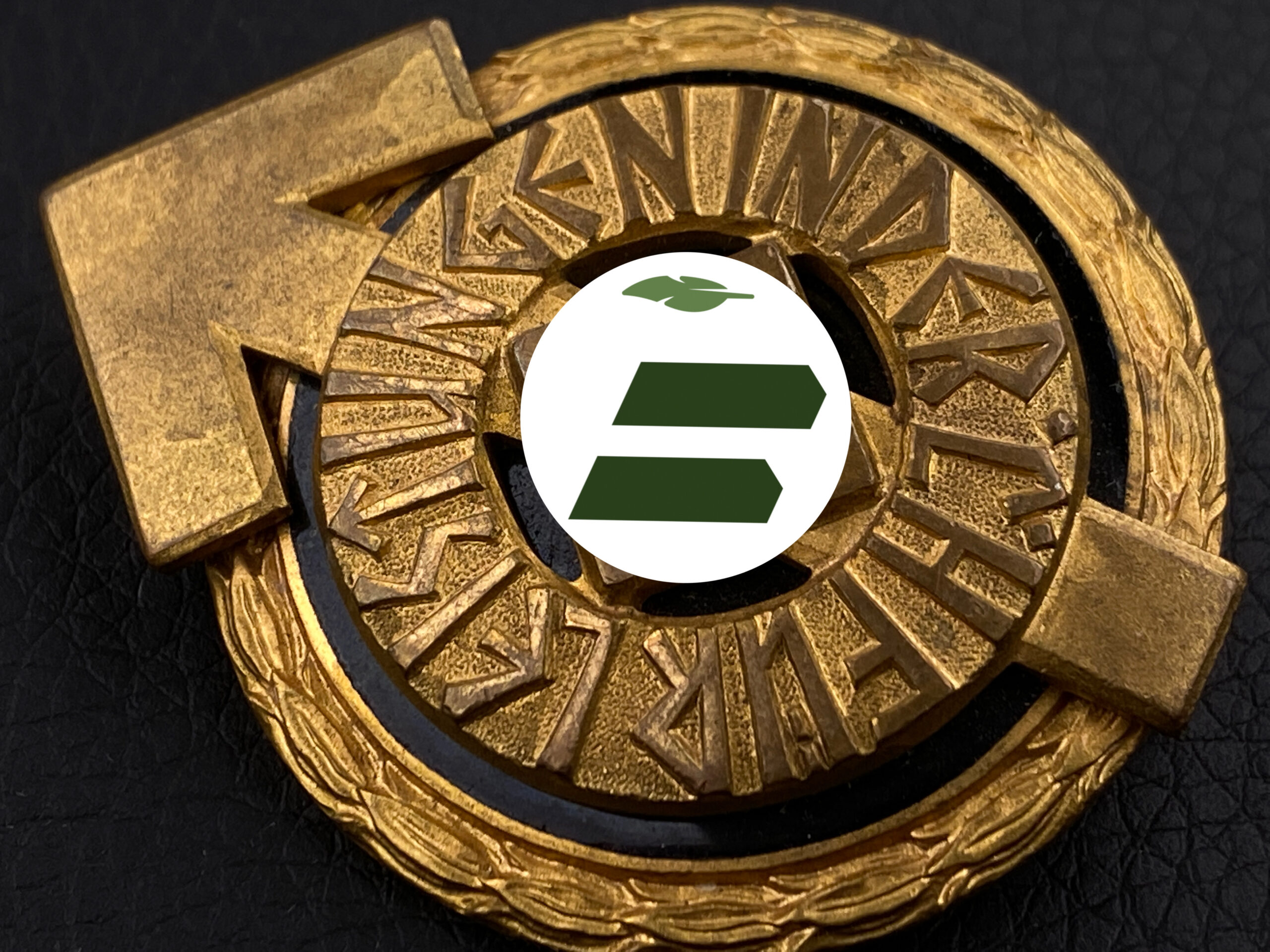 WARSTORY AUCTION - Спортивный знак лидера Гитлерюгенда.