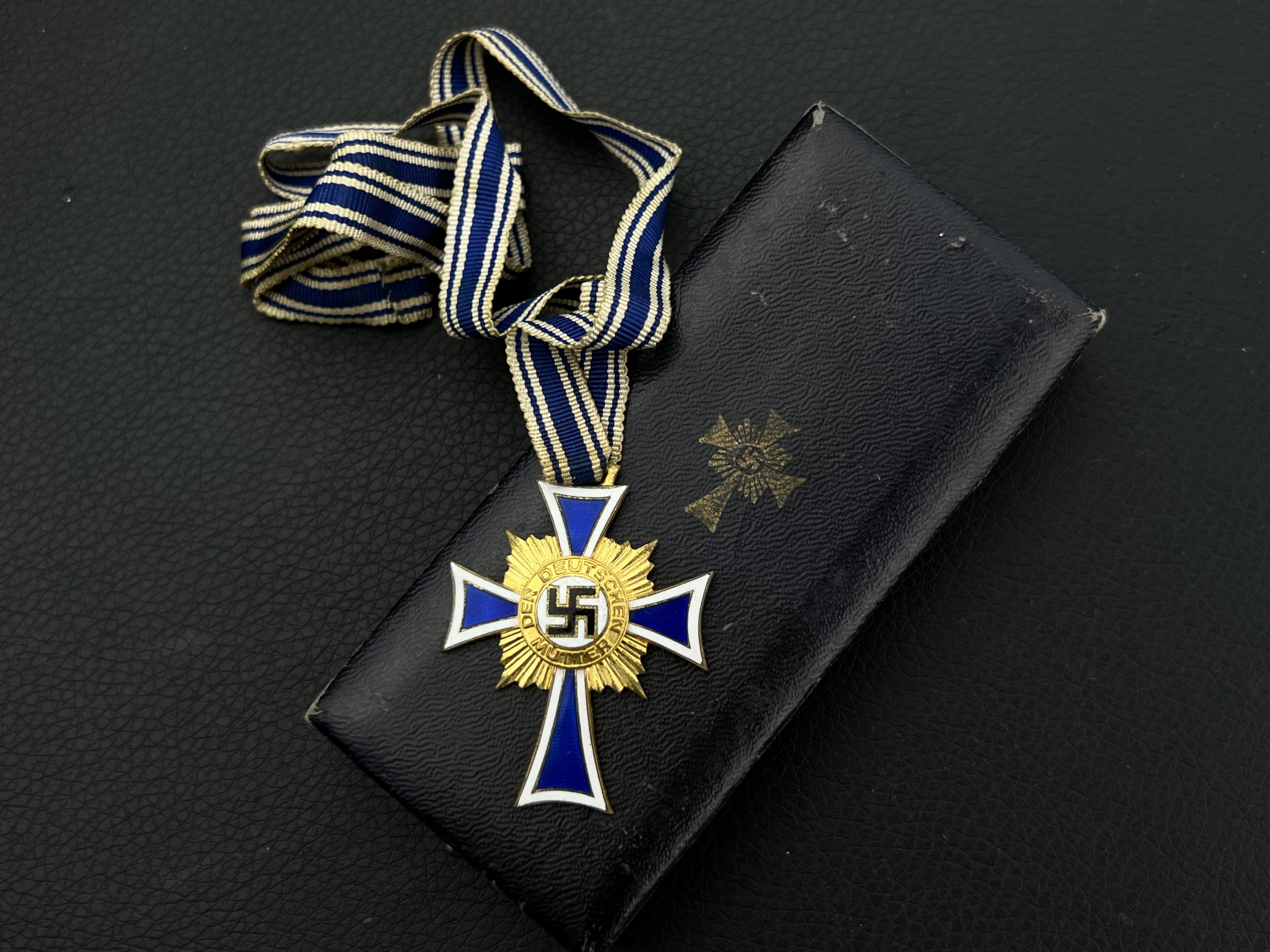 Почётный крест немецкой матери в золоте в футляре. От Алексея С.