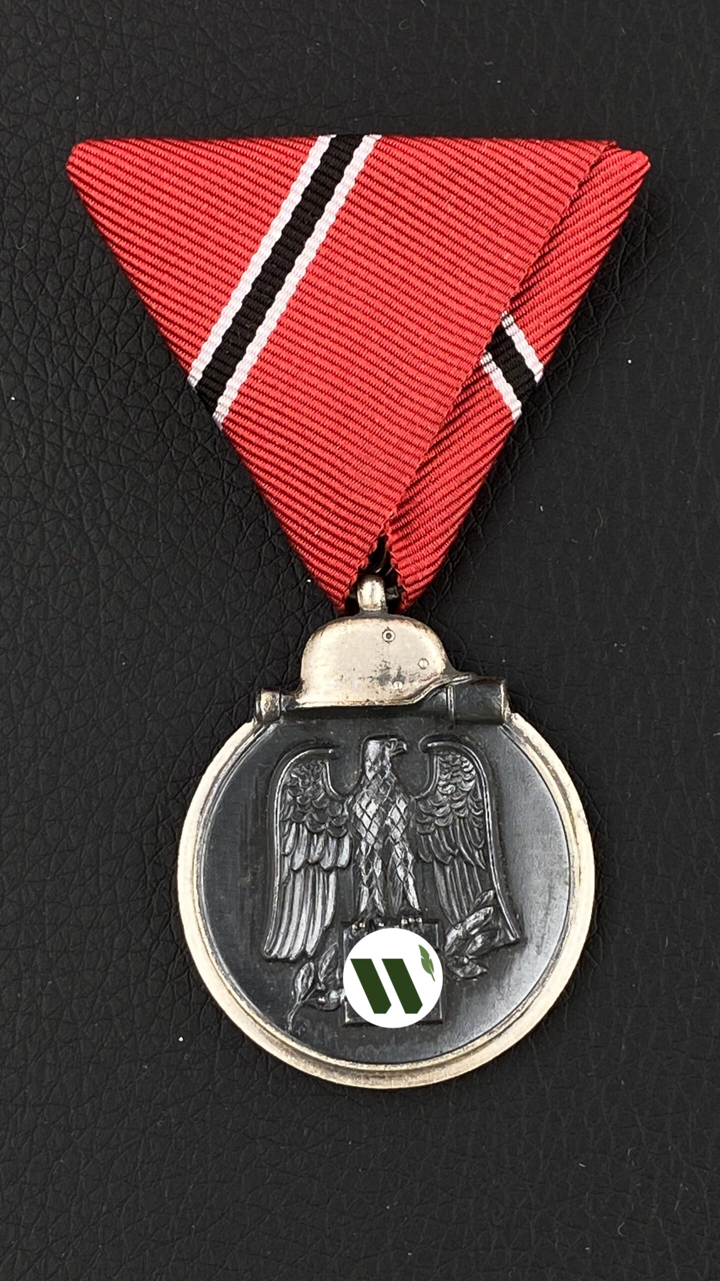 Медаль “За зимнюю кампанию на востоке 1941-42”. Минтовое состояние! На редкой австрийской треугольной колодке. Клеймо “65” – Klein & Quenzer A.G. Idar/Oberstein.