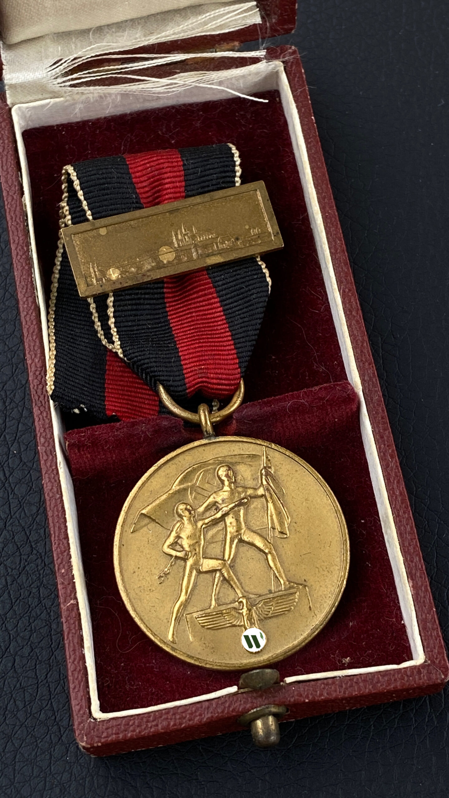 Медаль Аншлюс Судетской области с планкой Прагебург в наградном футляре.