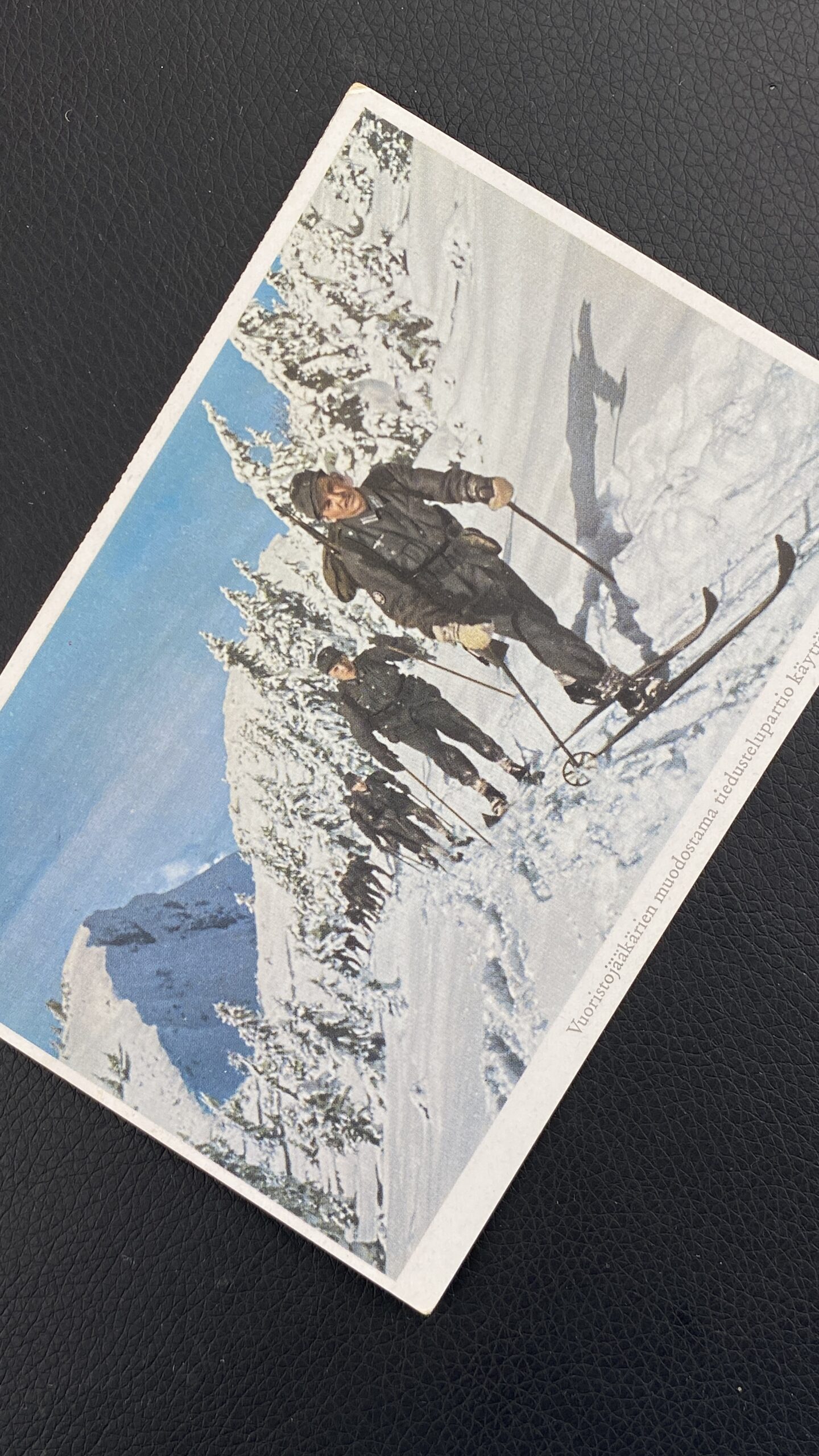 Финская открытка с изображением егерей на лыжах.