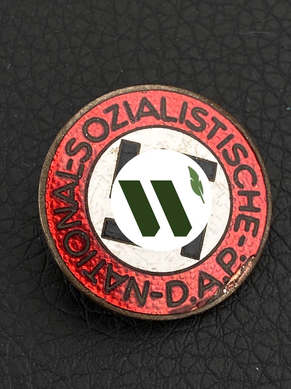 Партийный знак Национал-социалистической рабочей партии Германии (Nationalsozialistische Deutsche Arbeiterpartei; NSDAP). Клеймо М1/27 - E. L. Müller, Pforzheim.
