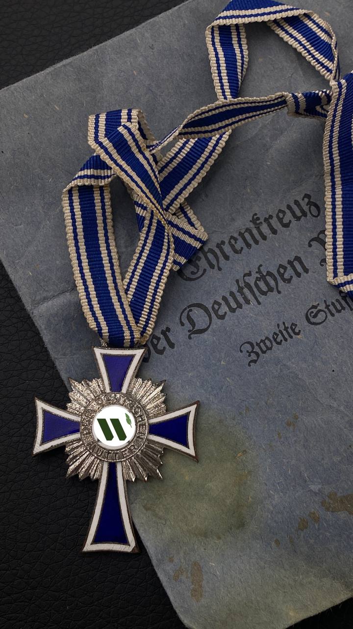 Почётный крест немецкой матери в серебре. От Алексея Сильченко.