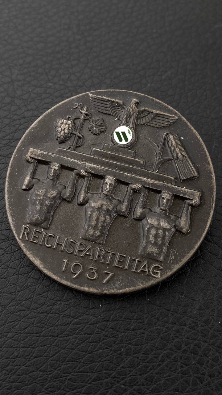Значок “День партии 1937 г”. IX-й съезд, Нюрнберг, 6-13 сентября, «Съезд труда» («Reichsparteitag der Arbeit»).