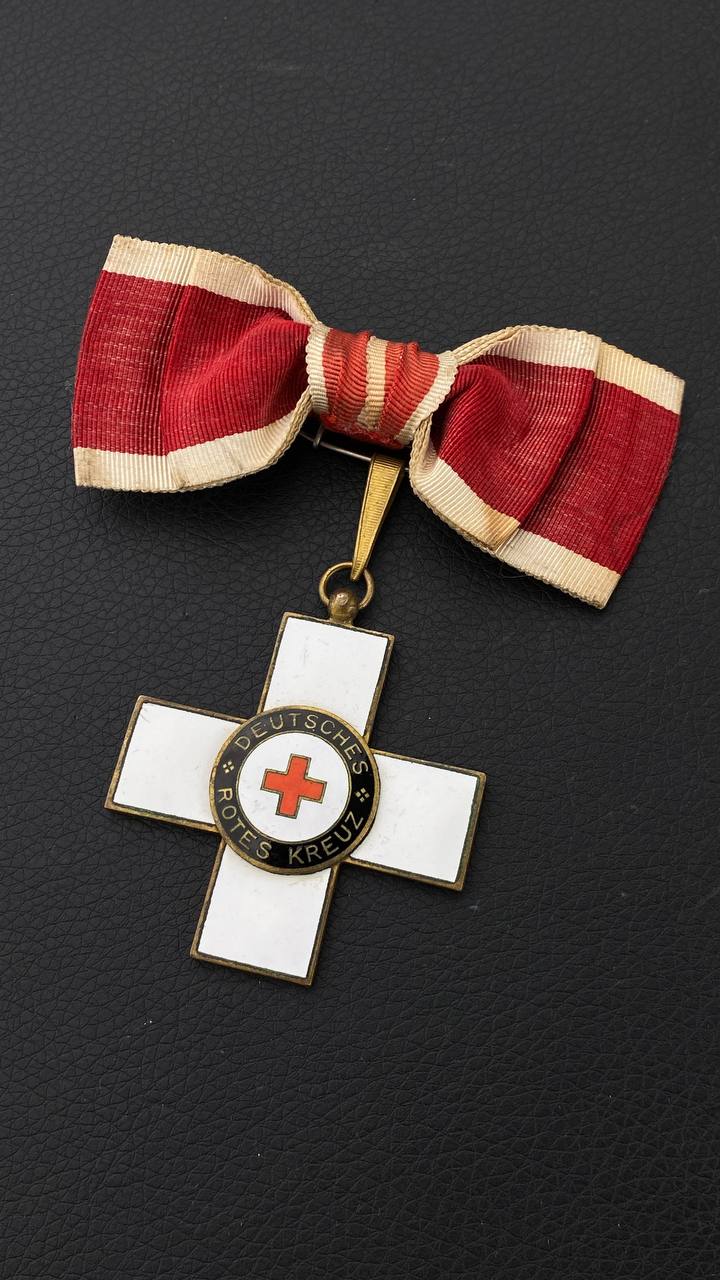 Орден Немецкого Красного Креста 1-го класса на женском банте (модель1922-1934 гг.).