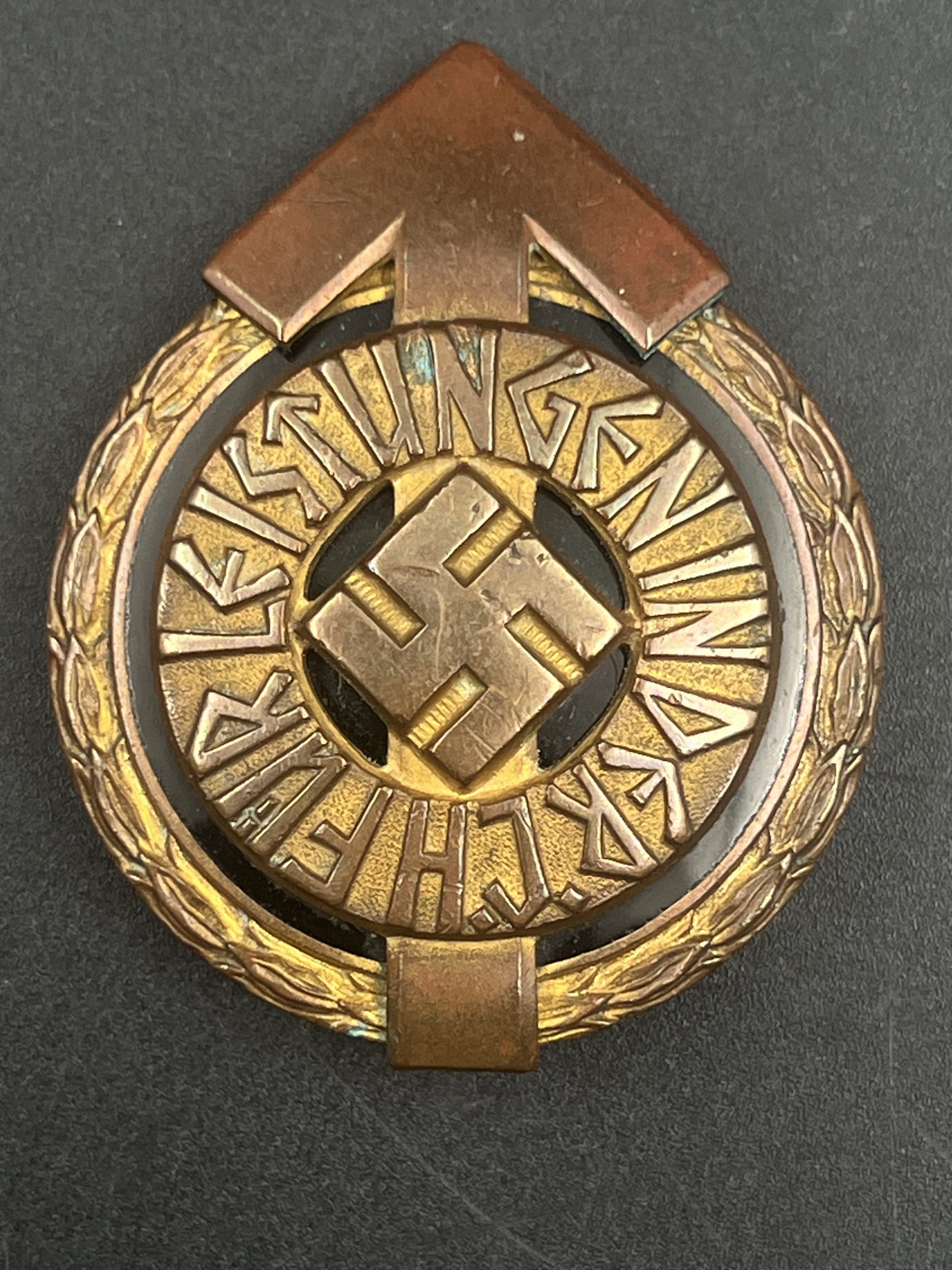  Спортивный знак лидера подразделений HJ образца 1934 года в золоте. [GUSTAV BREHMER] RZM код: M1/101.  От Алексея С.