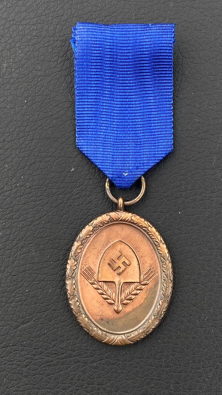 Медаль за 4 года выслуги в РАД для мужчин.
