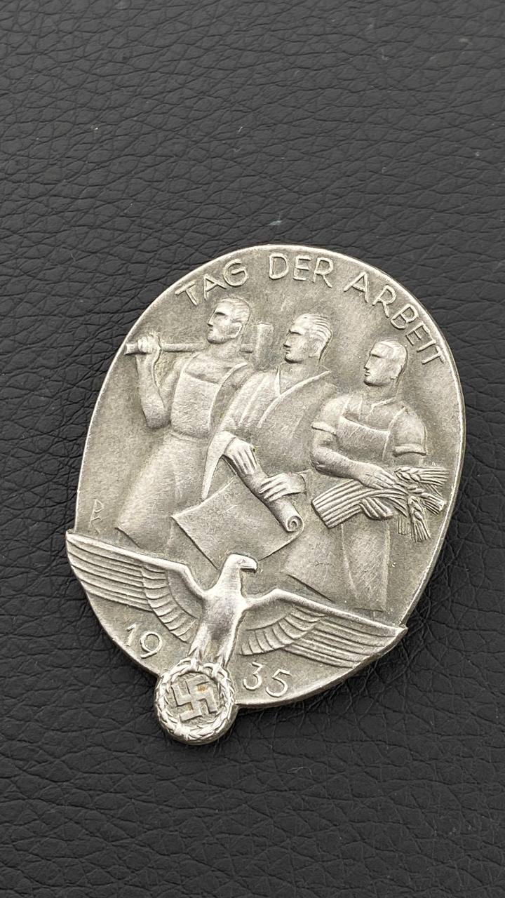 Значок День труда 1935 г. Алюминий.
