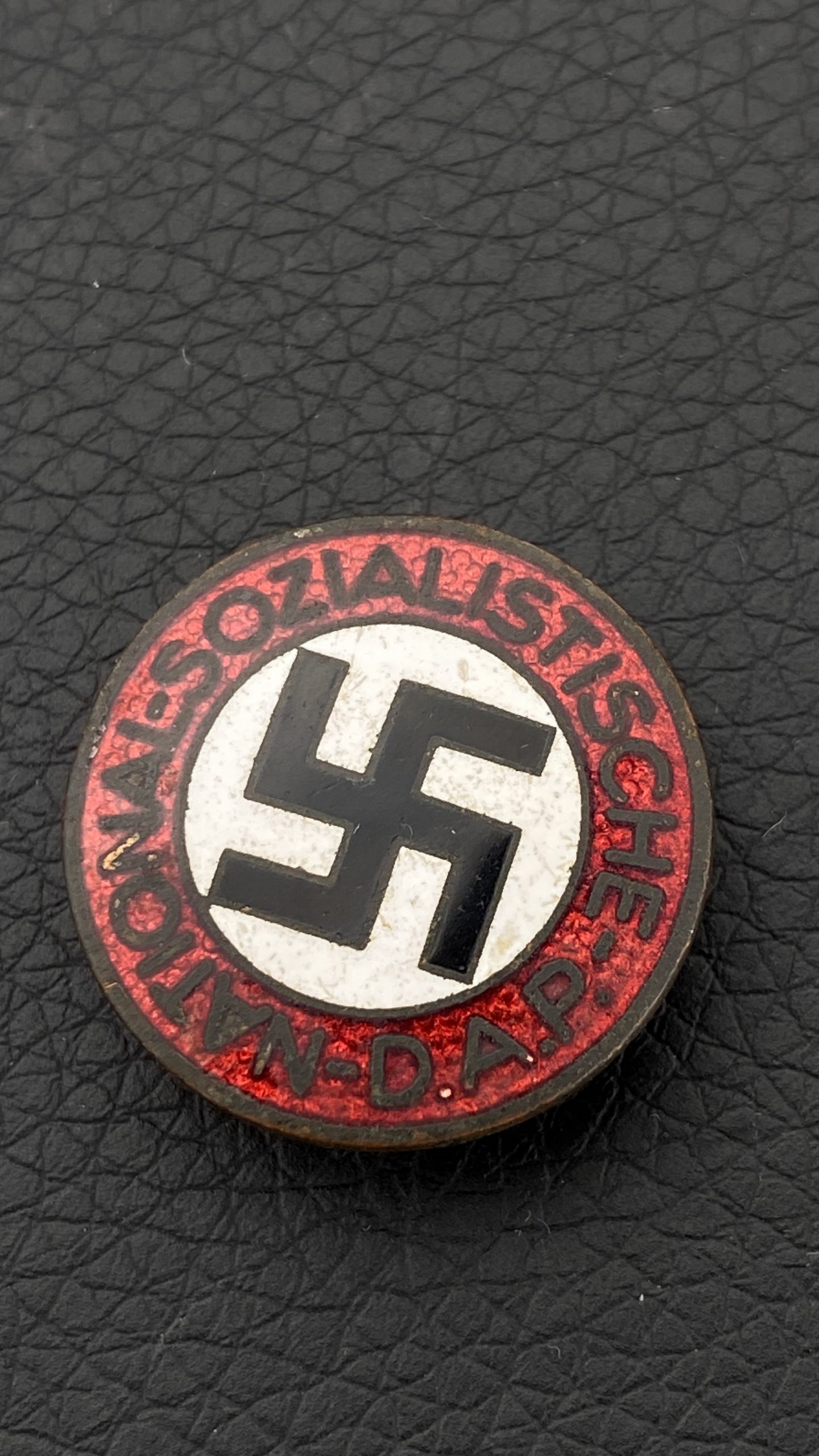Партийный знак Национал-социалистической рабочей партии Германии (Nationalsozialistische Deutsche Arbeiterpartei; NSDAP). Петличный вариант. Клеймо М1/102 – Frank&Reif Stuttgart.