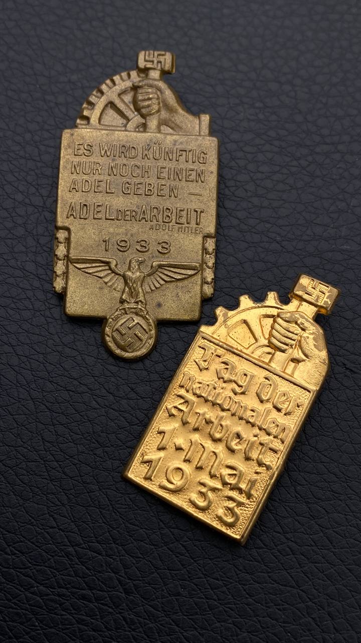 Пара значков в честь первомая 1933 под эгидой NSBO.