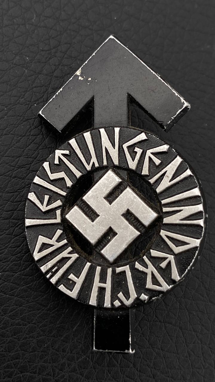 Знак “За достижения в ГитлерЮгенд” (официальное название “HJ – Leistungsabzeichen”) в черном.
