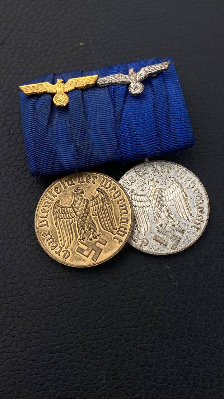Колонка из двух медалей «За выслугу в Вермахте» 4 и 12 лет.