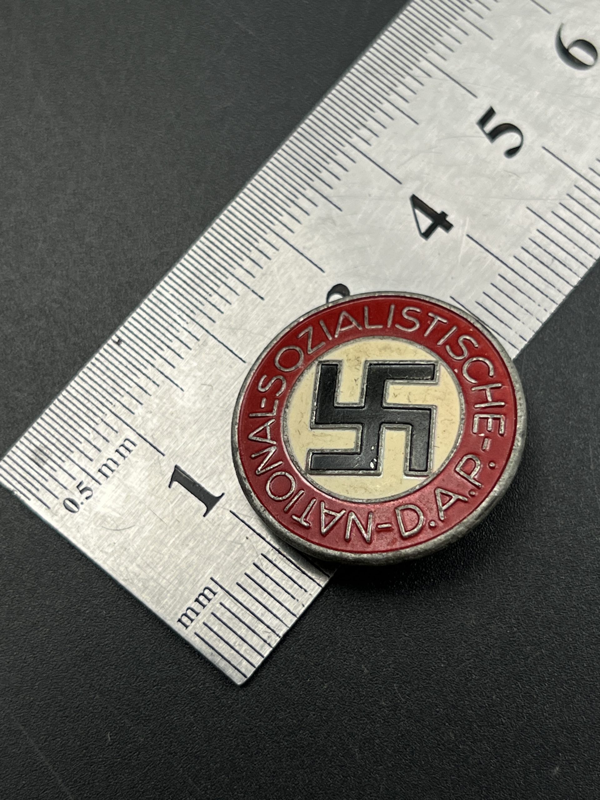  Партийный знак N.S.D.A.P. [Hermann Aurich]. RZM код: М 1/105. Крепление на булавку.  Партийный знак N.S.D.A.P. [Hermann Aurich]. RZM код: М 1/105. Крепление на булавку. 