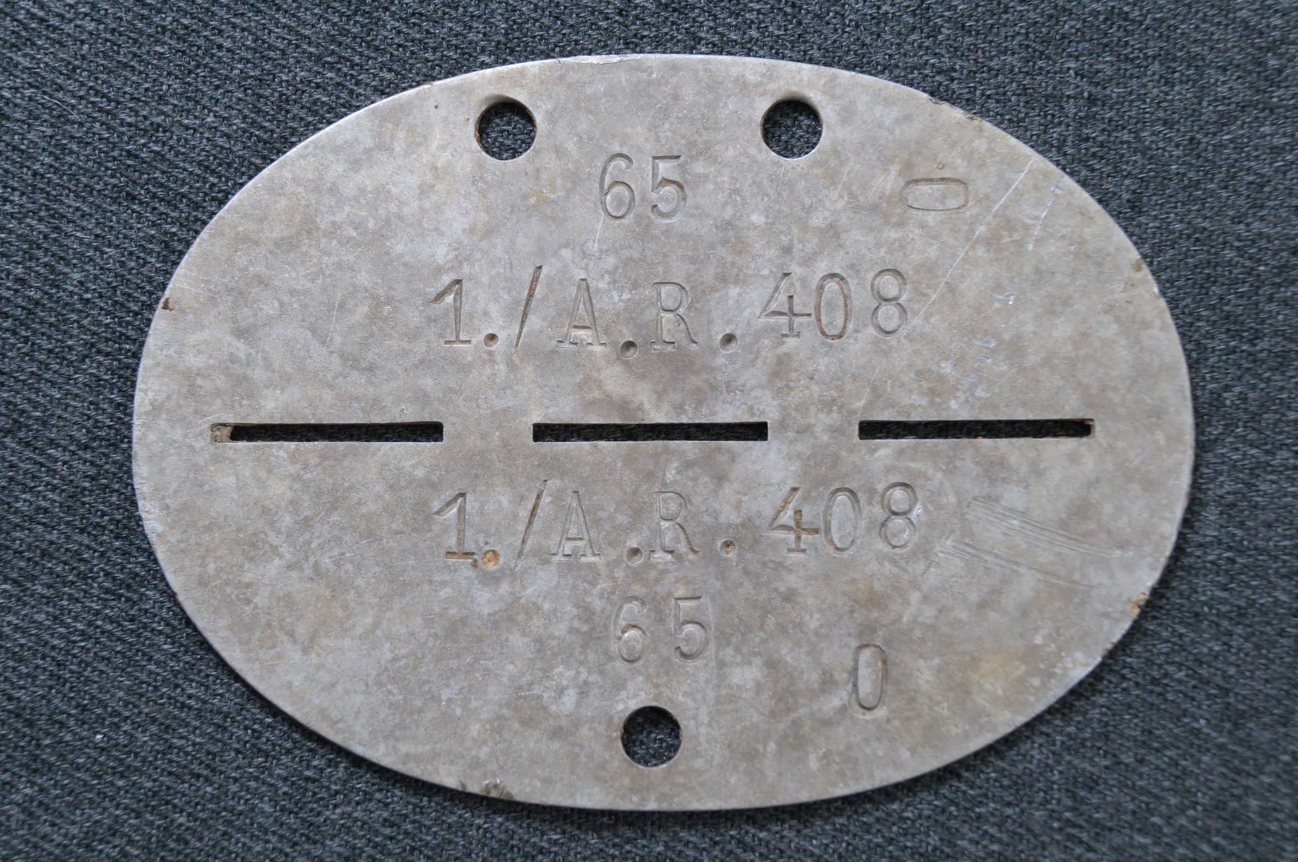 Личный опознавательный жетон немецкого солдата с личным номером и номером подразделения