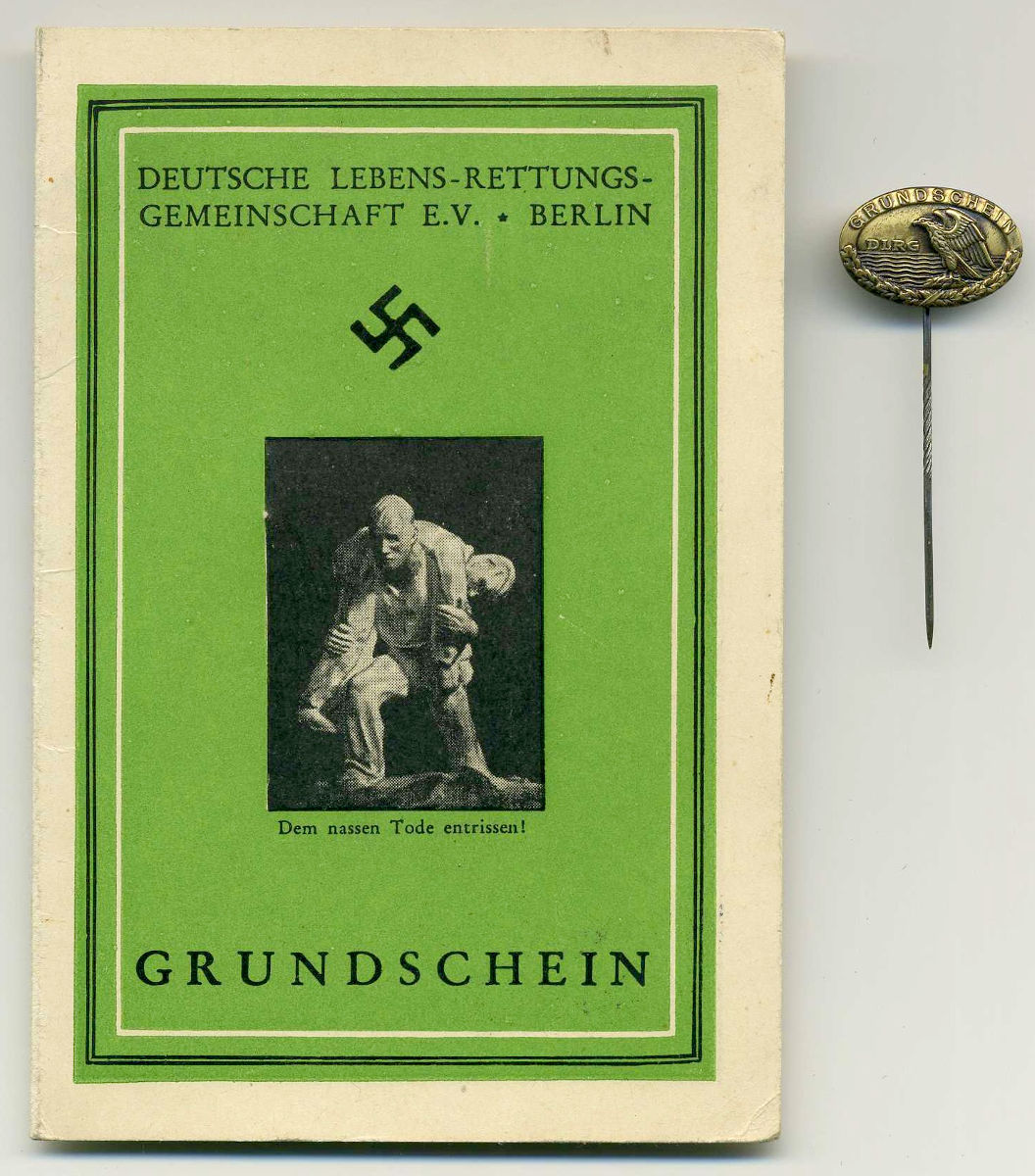 Знак DLRG (GRUNDSCHEIN) - Deutsche Lebens Rettungs Gesellschaft (Немецкая служба спасения) с документом на военного санитара.