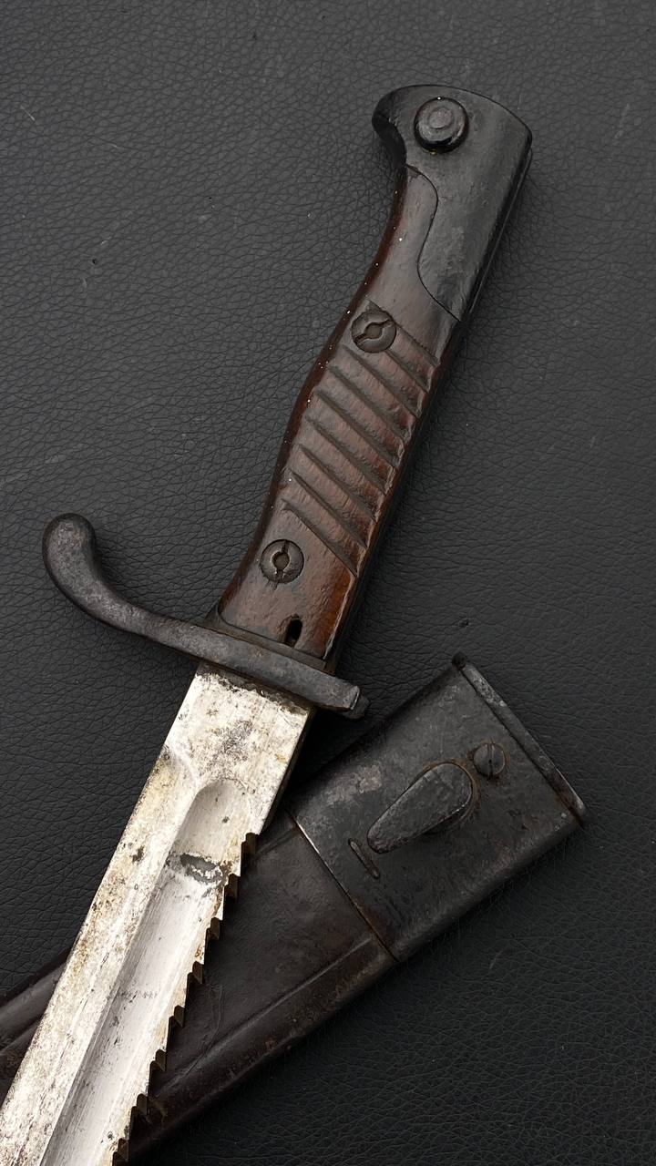 Штык к винтовке системы Маузера образца 1898/1905 с пилой в кожаных ножнах от Алексея С.