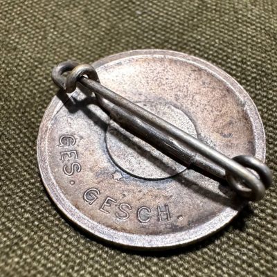  Партийный знак N.S.D.A.P. [клеймо "Gesetzlich Geschutzt"]. Крепление на булавку. 