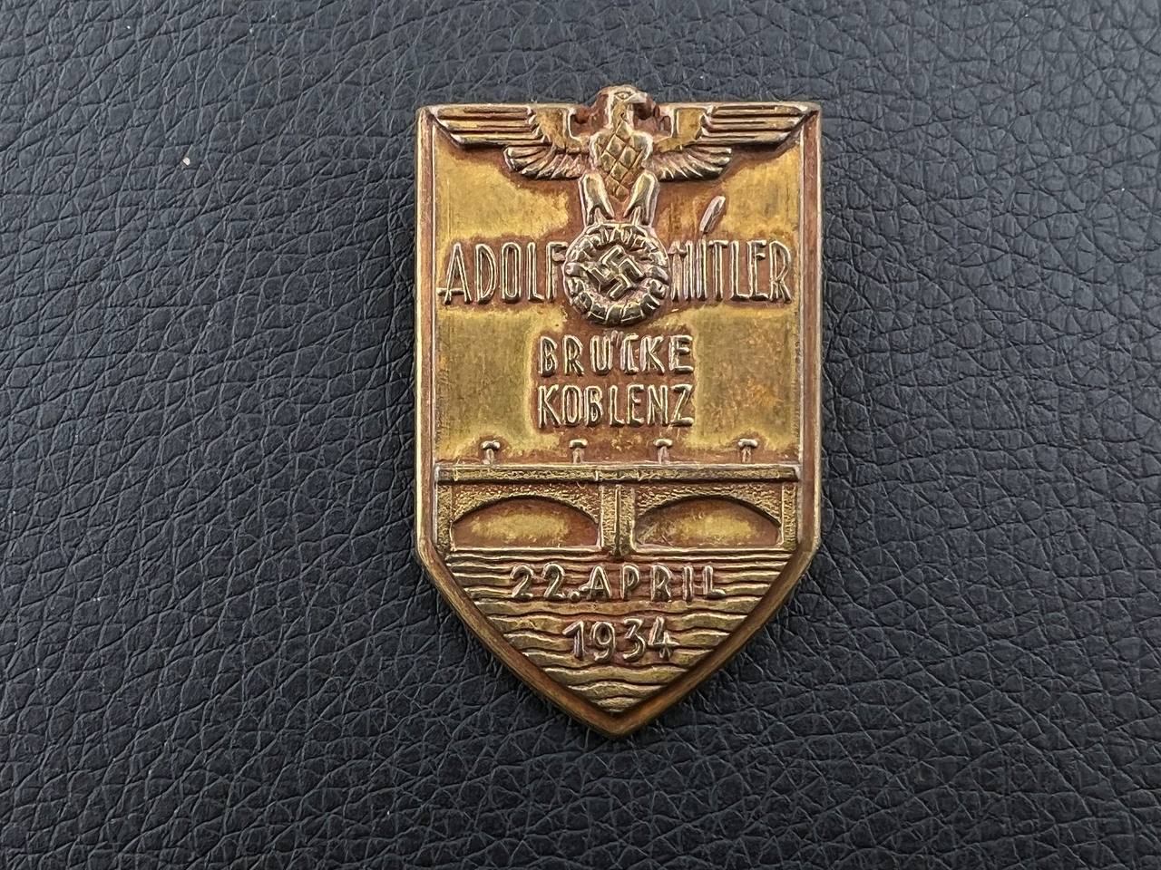 Значок в честь присвоения имени Адольфа Гитлера мосту в г. Кобленц 22 апреля 1934 г. От Алексея С.