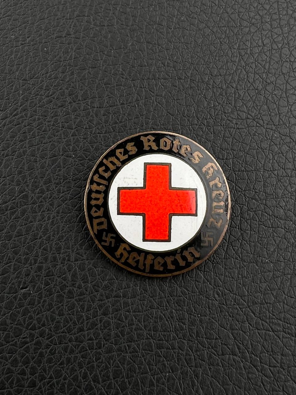 Нагрудный знак медсестры Немецкого Красного креста(DRK). От Алексея С.