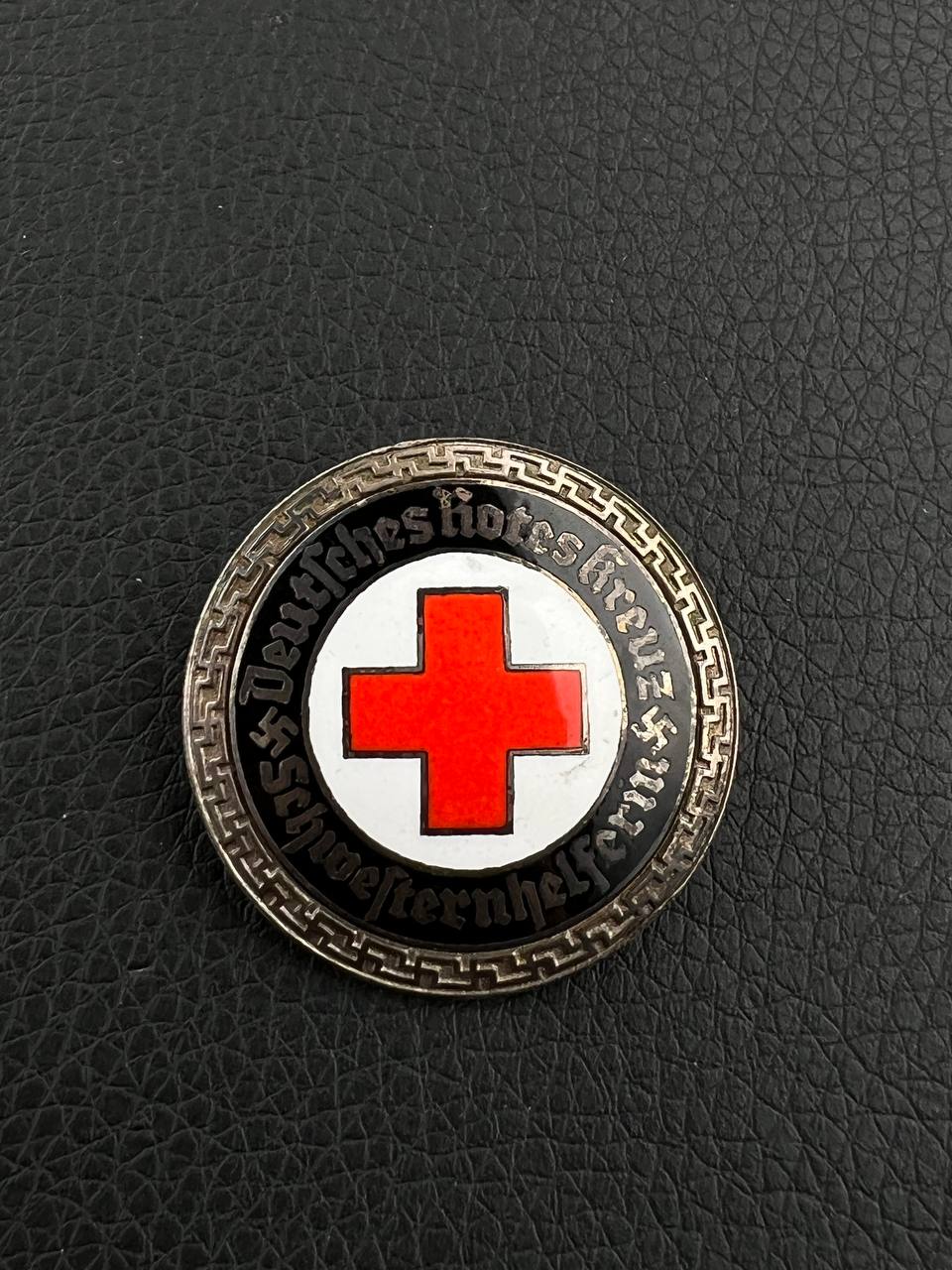 Нагрудный знак старшей медсестры Немецкого Красного креста(DRK). От Алексея С.