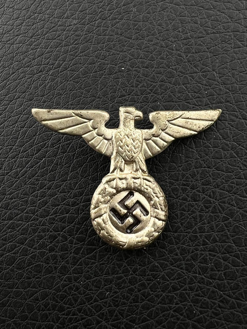 Ранний (обр. 1934 года) орёл-кокарда с фуражки руководителя НСДАП или кепи СС.