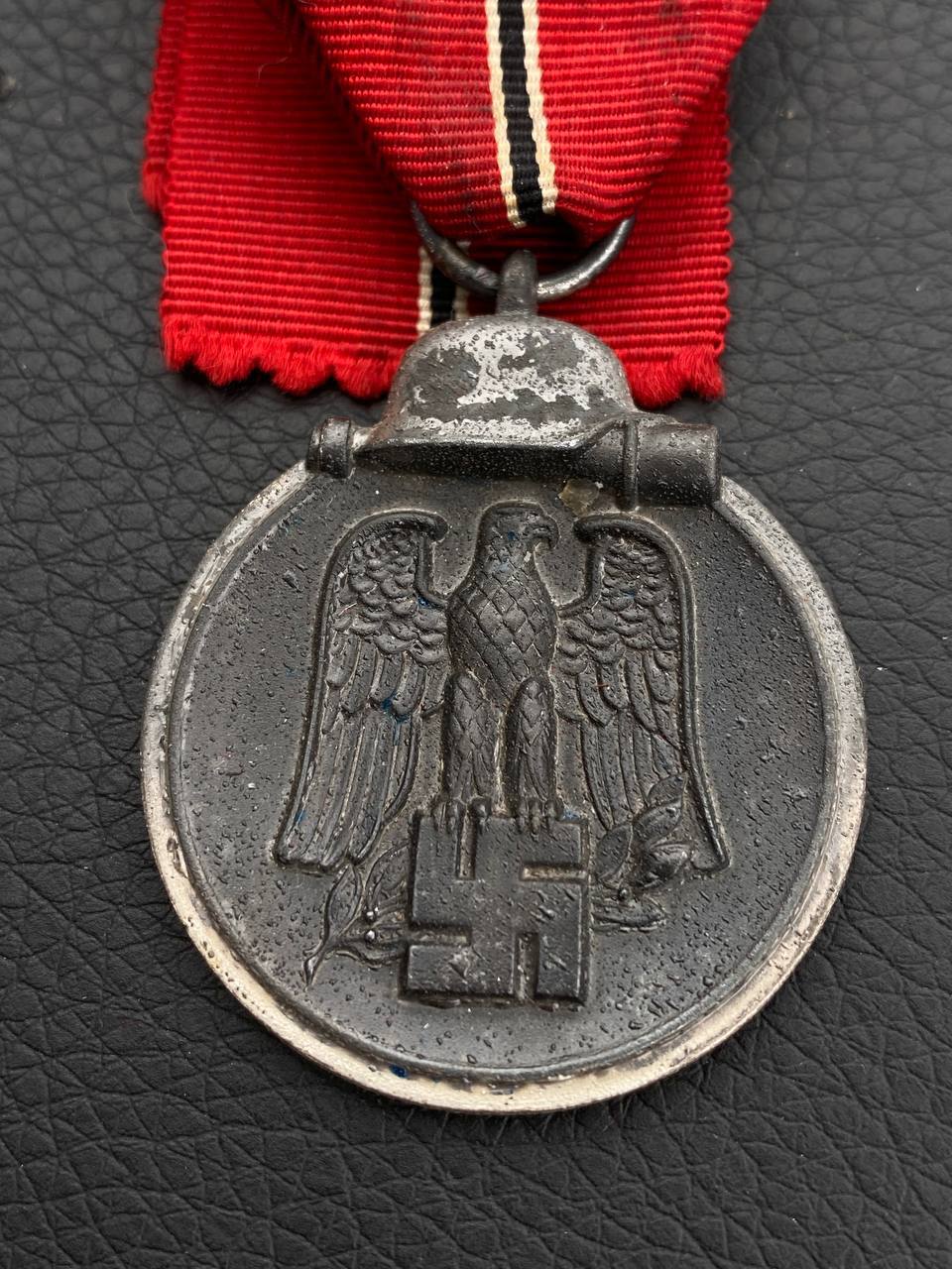 Медаль «Зимнюю кампанию на Востоке 1941/42 (Мороженное мясо)». Клеймо 