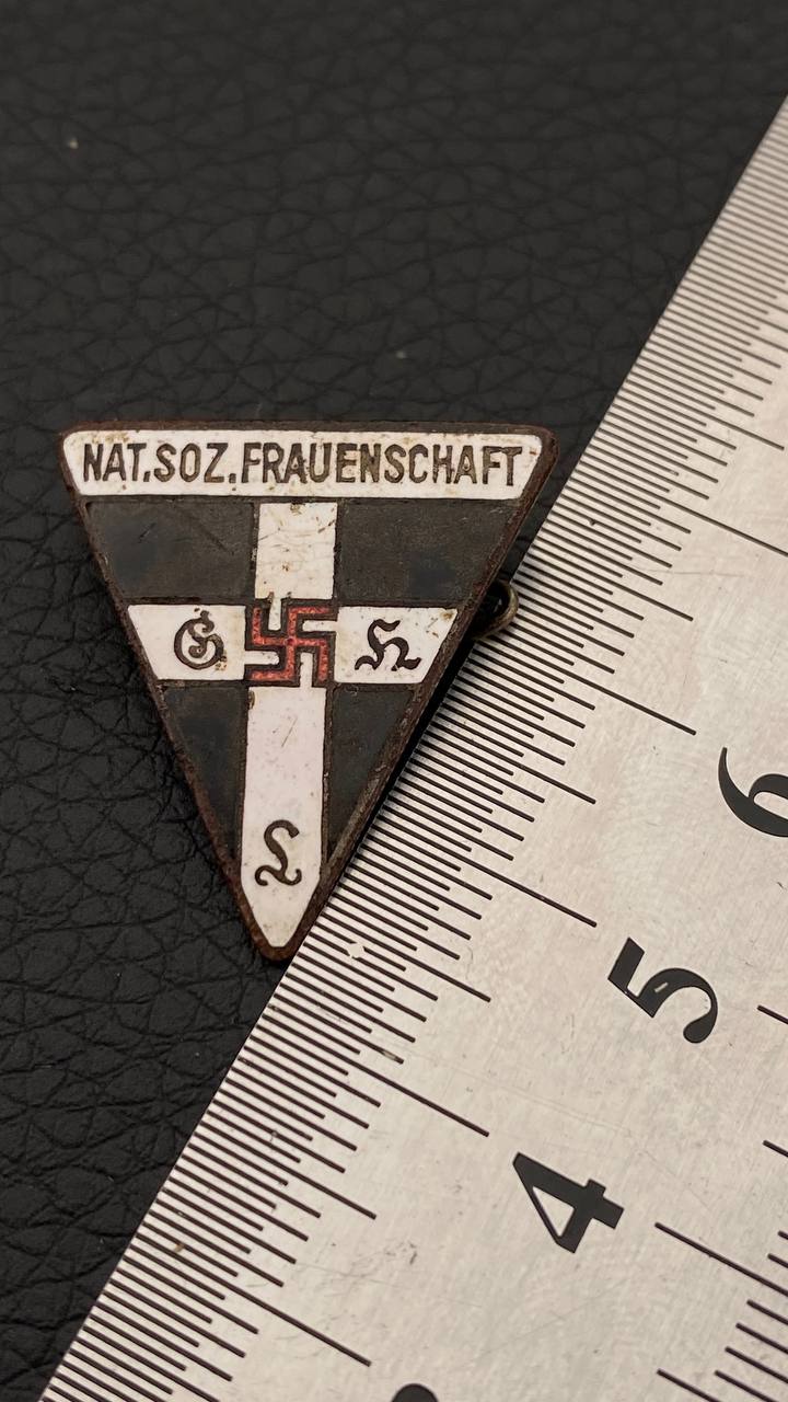 Знак Национал-социалистической женской организации. 5-я форма 27 мм. Клеймо “ges gesch”.