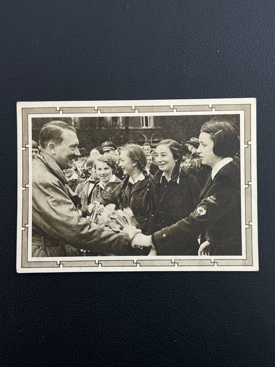 Фотооткрытка Адольф Гитлер и девушки из Гитлерюгенд.