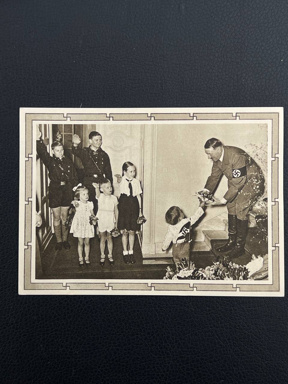 Фотооткрытка Адольф Гитлер и дети.