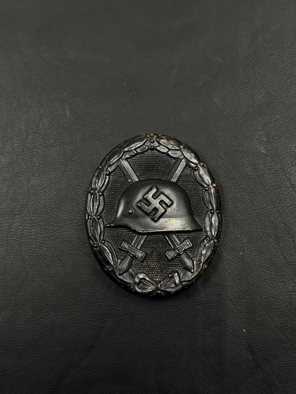 Знак за ранение в черном образца 1939 г. Латунь, клеймо “30” – производитель Hauptmünzamt, Wien. От Алексея С.