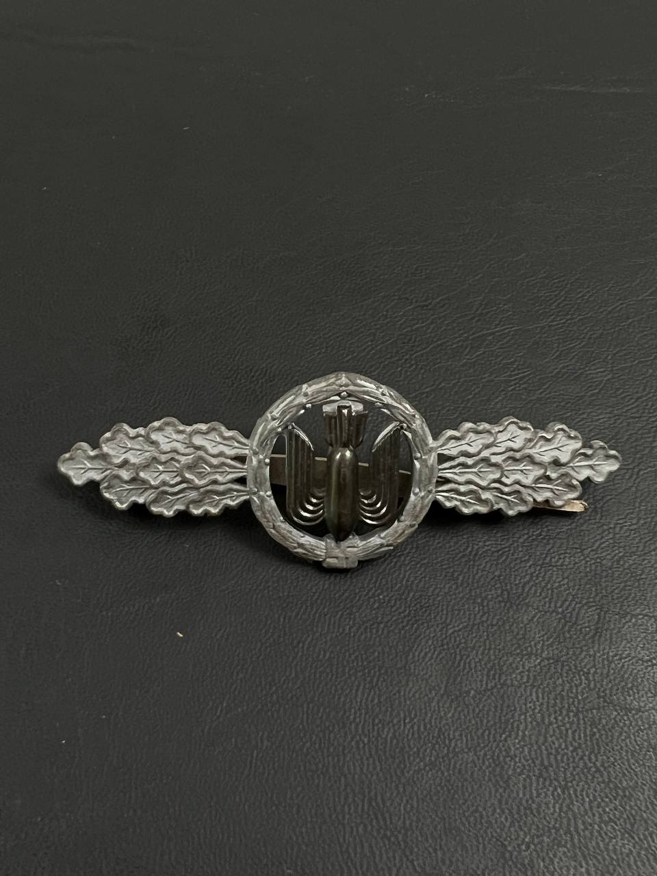 Квалификационный знак Люфтваффе в серебре за боевые вылеты для экипажей бомбардировочной авиации. От Алексея С.