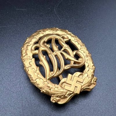  Немецкий имперский знак отличия за физическую подготовку "DRL" образца 1937 года в золоте. [WERNSTEIN] D.R.G.M.. Знак DRL в золоте. От Алексея С.