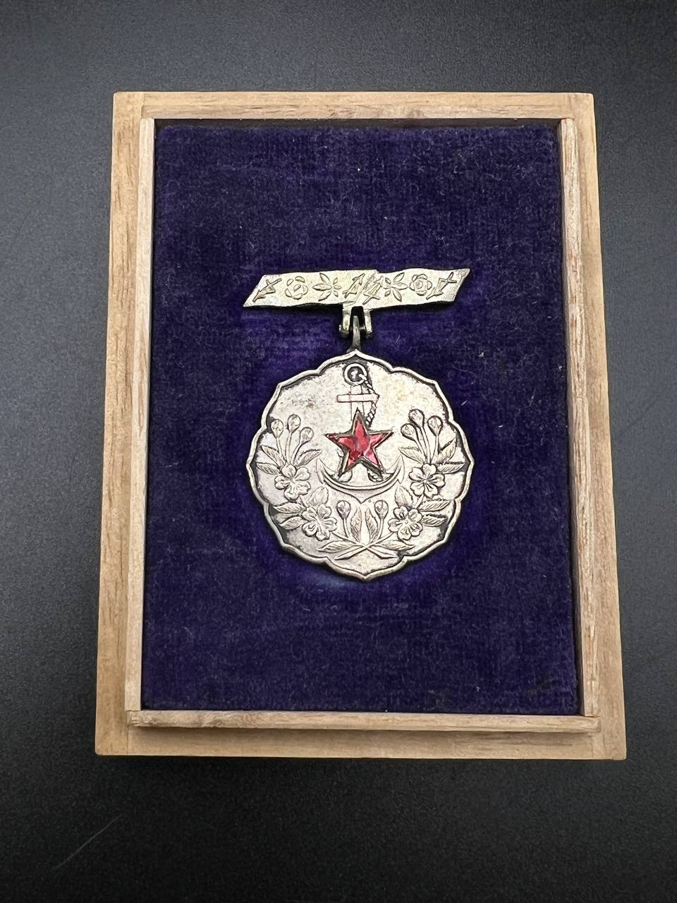 Знак общества женщин-патриоток Японии в коробке.
