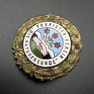 Зололтой почетный знак туристического общества “Друзья природы” (“Die Naturfreunde”). От Алексея С.