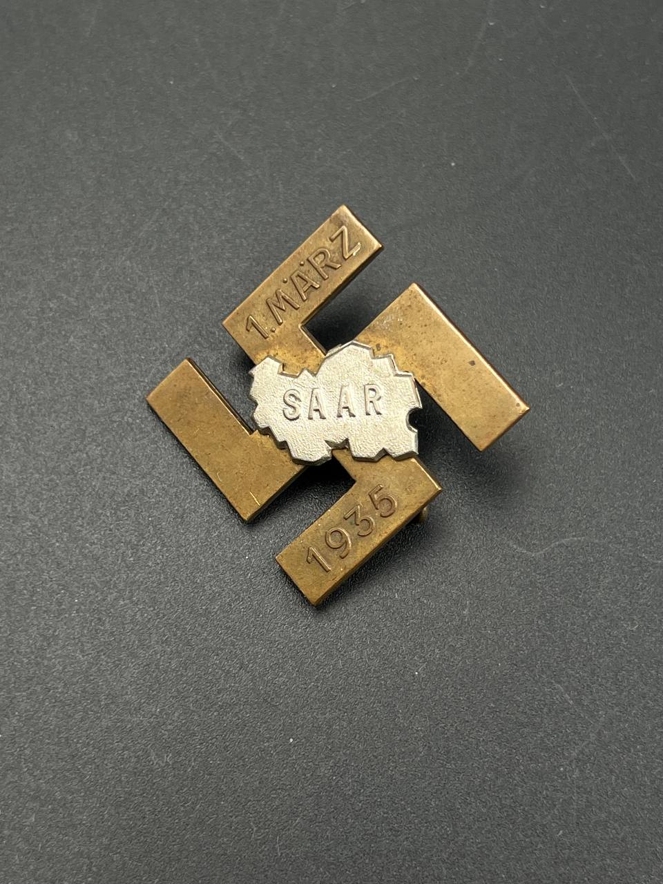 Значок 1 марта 1935 г., Саар. От Алексея С.
