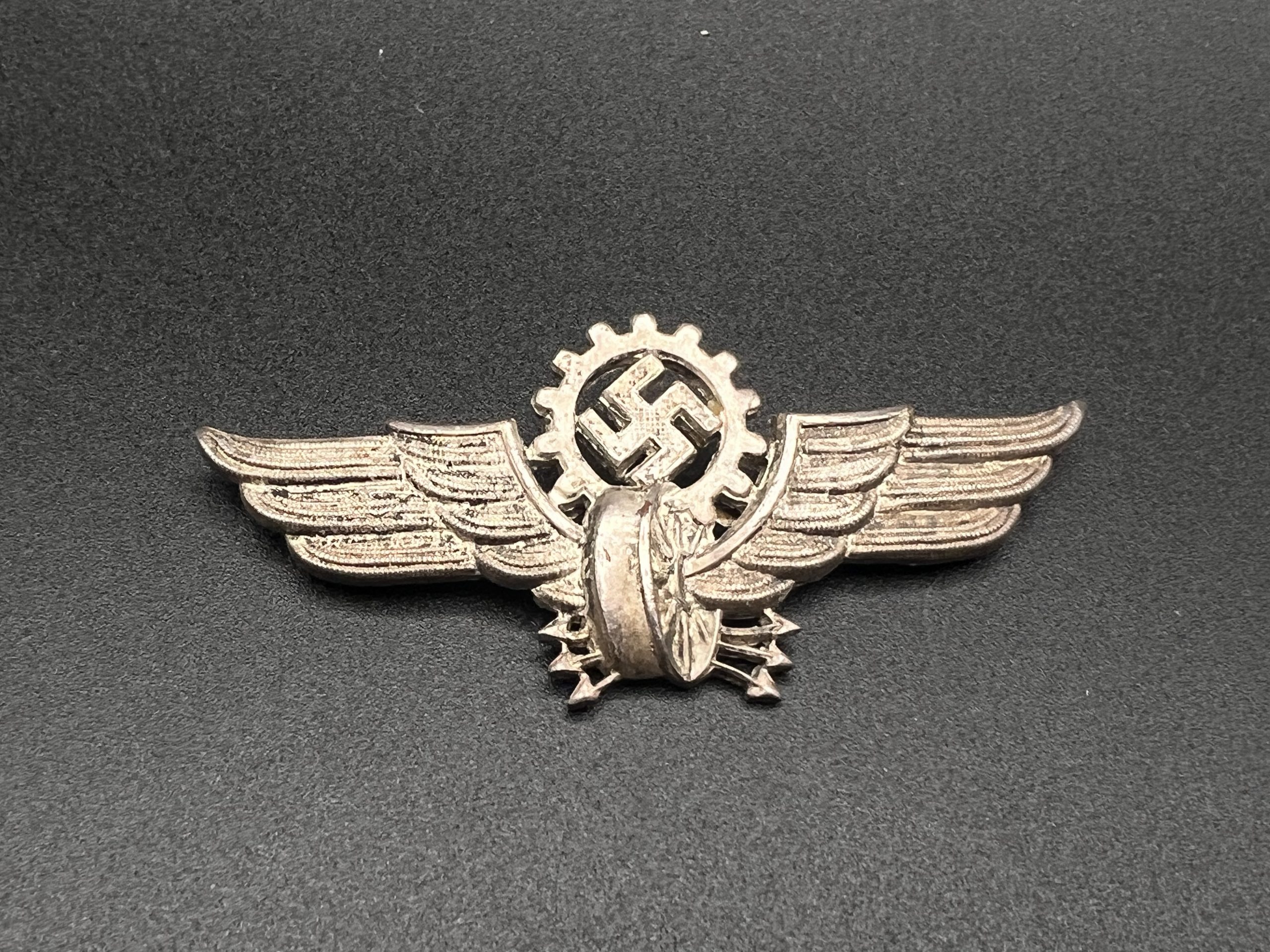 Знак на фуражку трамвайных и частных железнодорожных служб Рейхсбана.