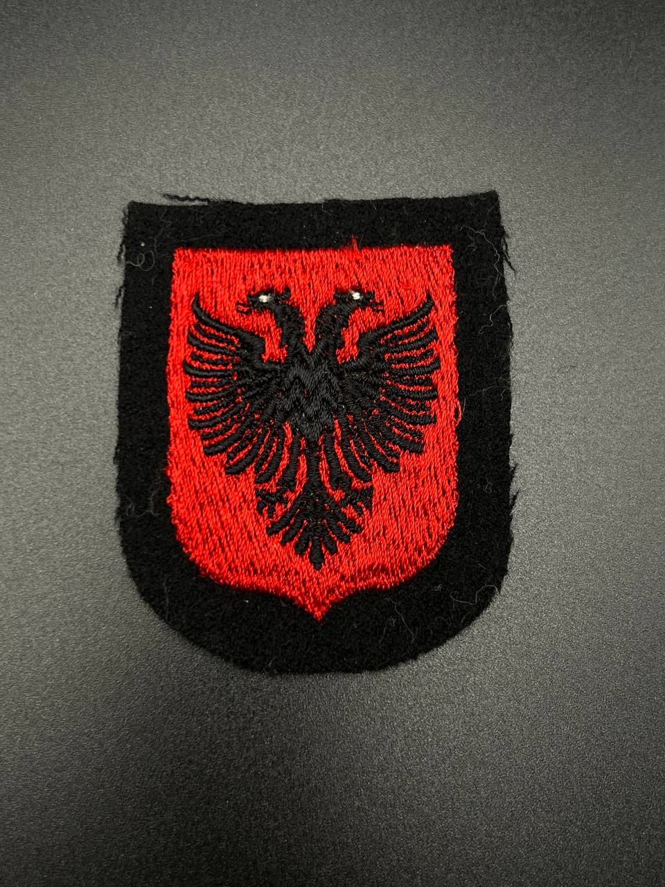 Нарукавный щит для албанских добровольцев 21-й горной дивизии войск СС «Скендербег»