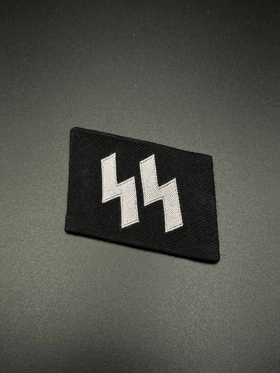 Петлица СС (Waffen-SS) для рядового и младшего командного состава (EM — enlisted man).
