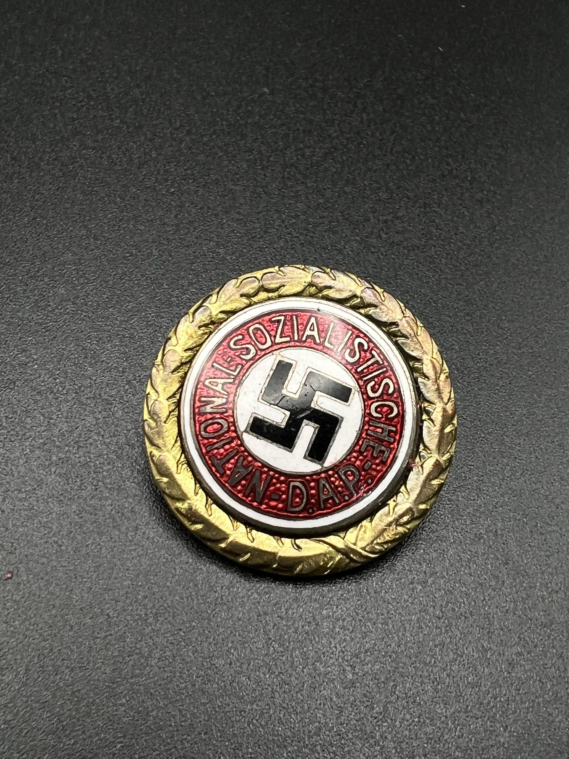 Малый золотой партийный знак НСДАП номер 19504