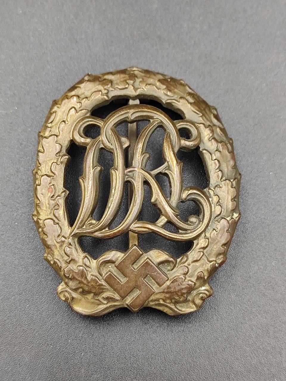 Спортивный знак ДРЛ (Deutsche Reichsbund für Leibesübungen) в бронзе.